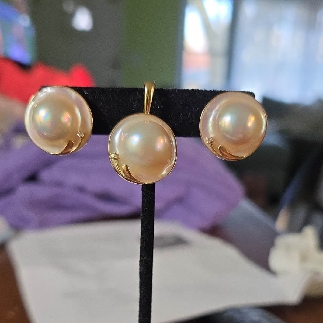Elegant 14 Kt GoldDiamond Pearl Earring And Pendant Set